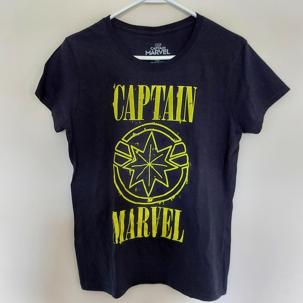 ❣️Ladies Captain Marvel graphic t-shirt size M (#69)